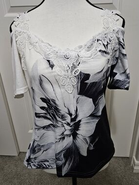 Floral Lace-Trim Cold-Shoulder Tee - White & Black